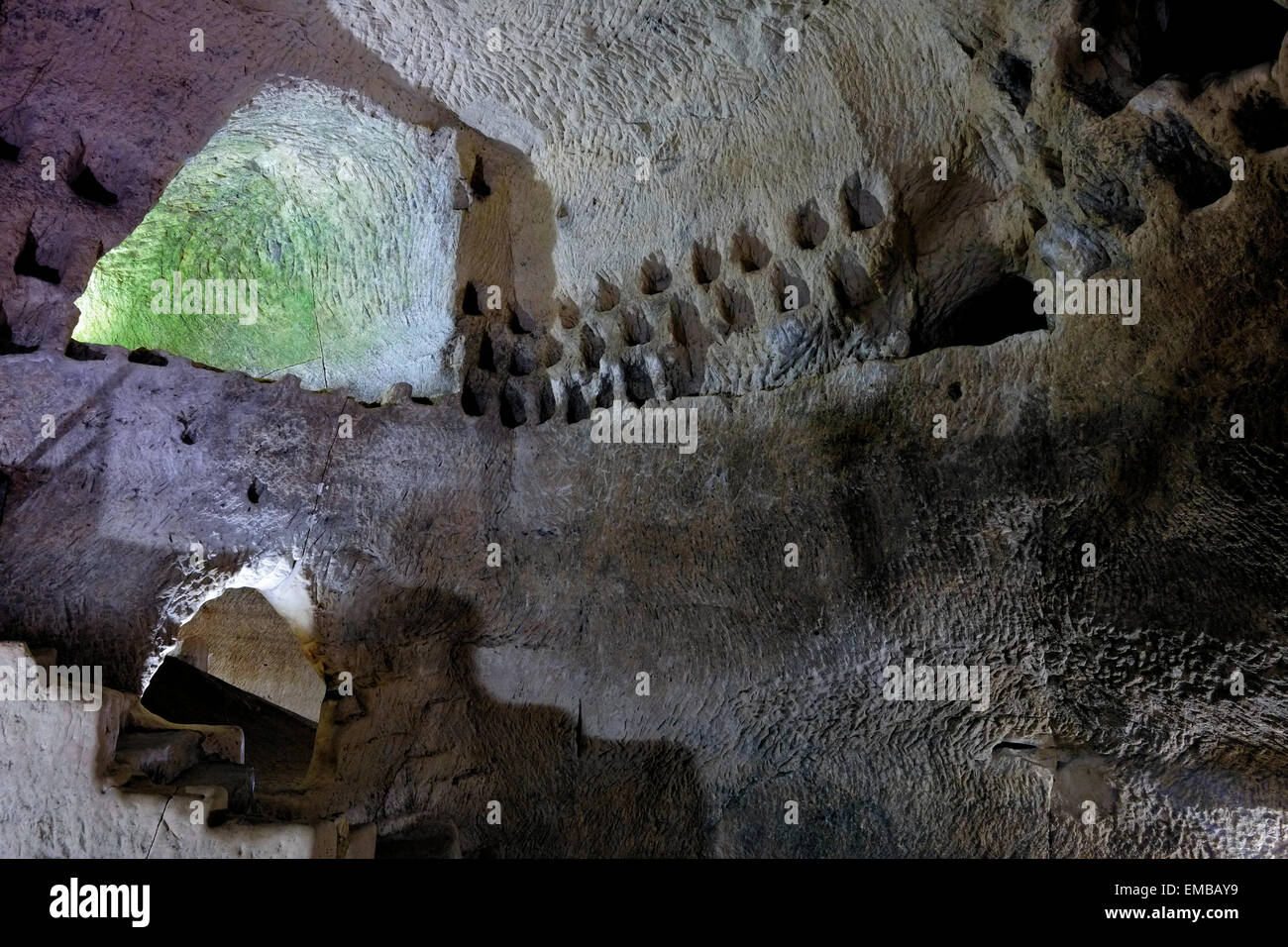 Innenansicht einer Höhle in komplexen 61 ein System von miteinander verbundenen Höhlen im Nationalpark Bet Guvrin-Maresha befindet sich in den judäischen Niederungen in Israel am 19. April 2015 Bet Guvrin Höhlen werden Israels achte Standort an der UNESCO-Liste des Weltkulturerbes. Die archäologische Stätte enthält etwa 3.500 unterirdische Kammern unterschiedliche komplexe geschnitzt in den dicken und homogene weiche Kreide der Region verteilt. Stockfoto