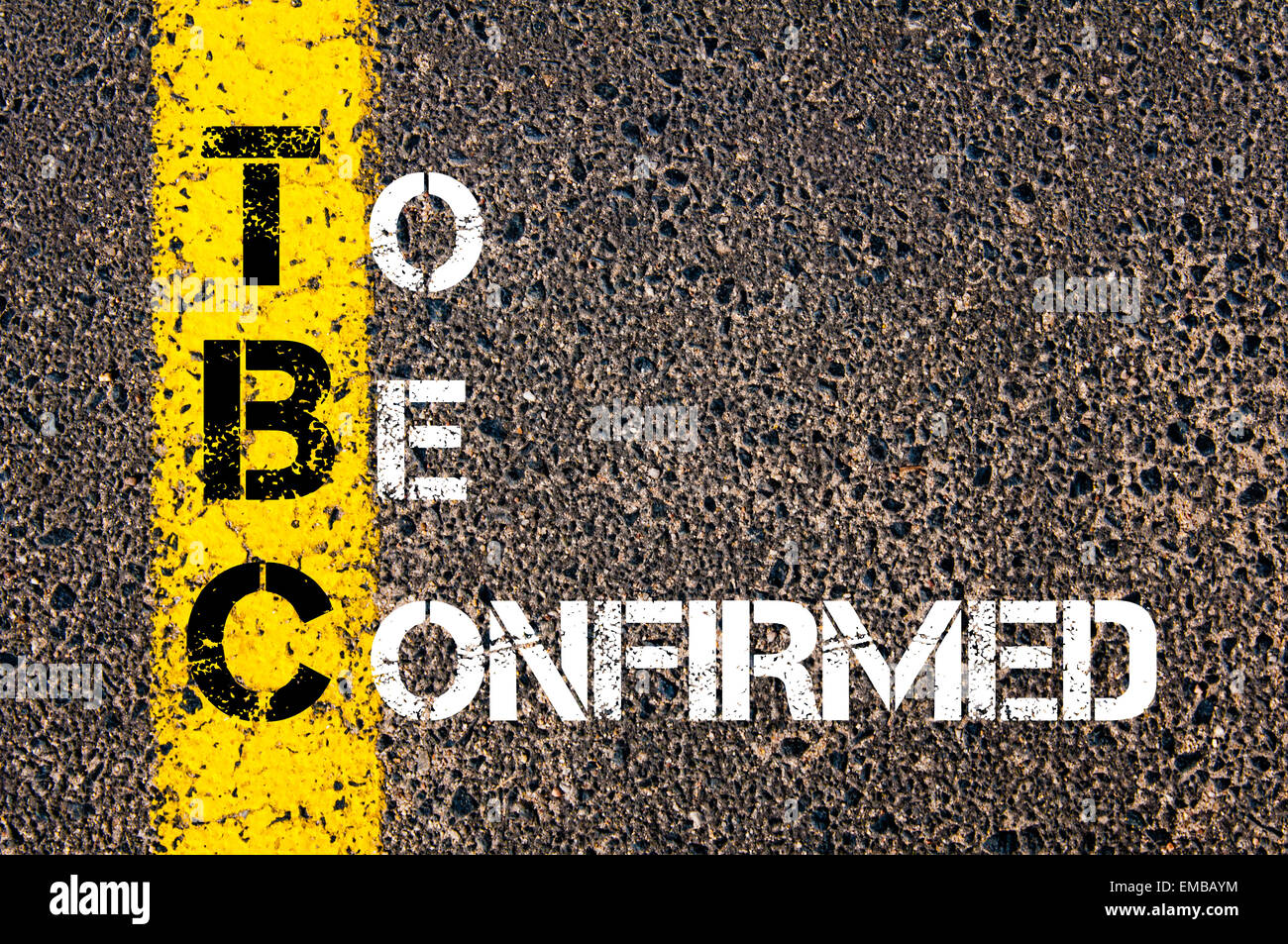 Geschäft Abkürzung TBC, bestätigt werden. Gelbe Farbenlinie auf der Straße gegen Asphalt Hintergrund. Konzeptbild Stockfoto