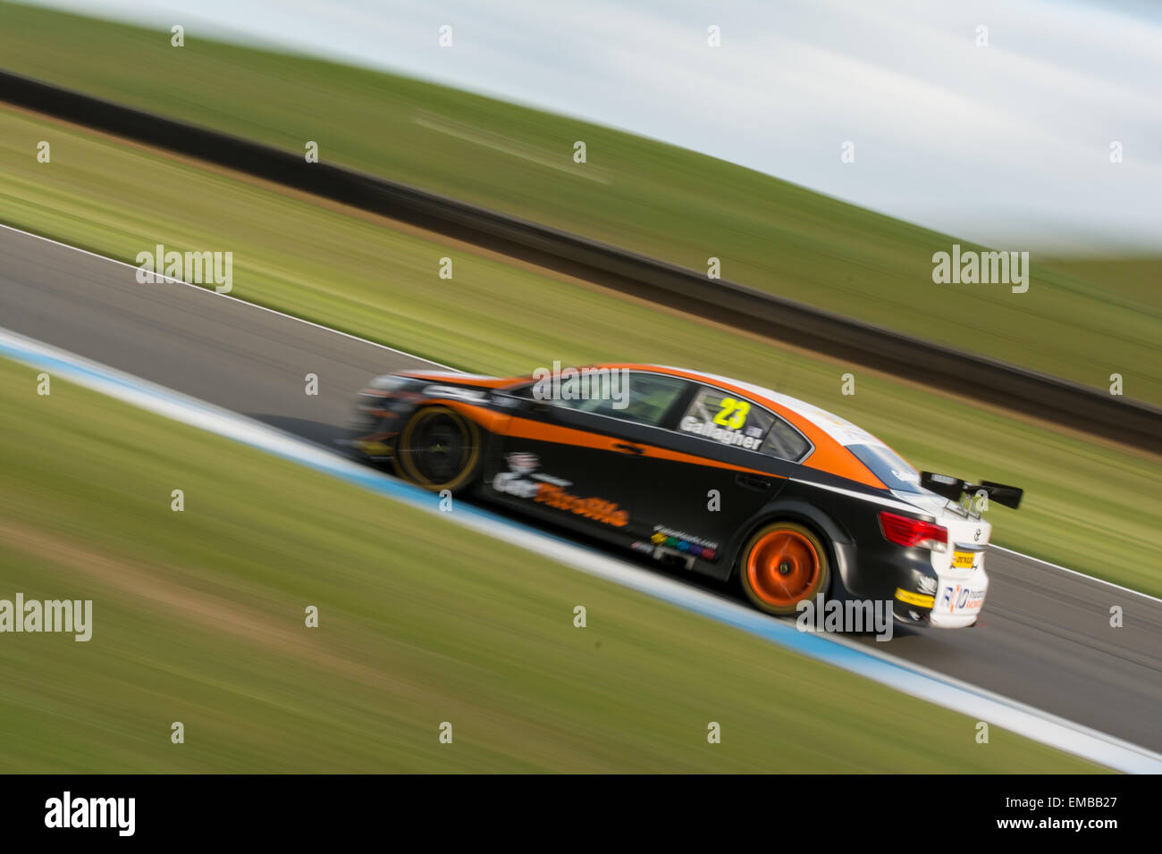 Donington Park, Castle Donington, Vereinigtes Königreich. 19. April 2015. Kieran Gallagher und RCIB Versicherung Racing Toyota Avensis während der Dunlop MSA British Touring Car Championship in Donington Park. Bildnachweis: Gergo Toth/Alamy Live-Nachrichten Stockfoto