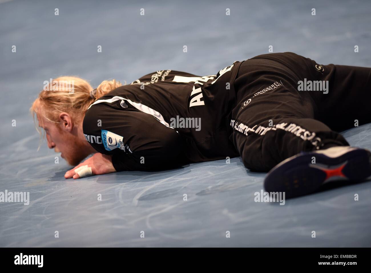 Kassel, Deutschland. 19. April 2015. Melsungen Torhüter Mikael Appelgren liegt auf dem Boden an der European Handball Federation Cup Viertelfinale zwischen MT Melsungen (Deutschland) und Skjern Handbold (Dänemark) in Rothenbach-Halle in Kassel, Deutschland, 19. April 2015 übereinstimmen. Foto: Uwe Zucchi/Dpa - NO-Draht-SERVICE-/ Dpa/Alamy Live News Stockfoto