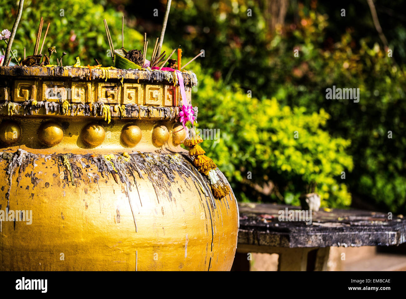 Eine dekorative goldene Gebet Glas bei Wat Phra, die Doi Suthep, ein buddhistischer Tempel in der Nähe von Chiang Mai in Thailand Stockfoto