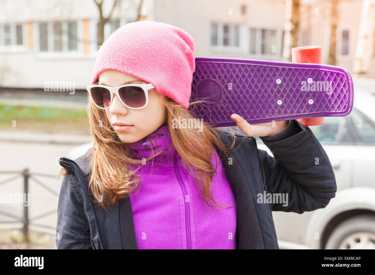 Blonde schöne Teenager-Mädchen in Sonnenbrille mit Skateboard, Outdoor-Porträt Stockfoto