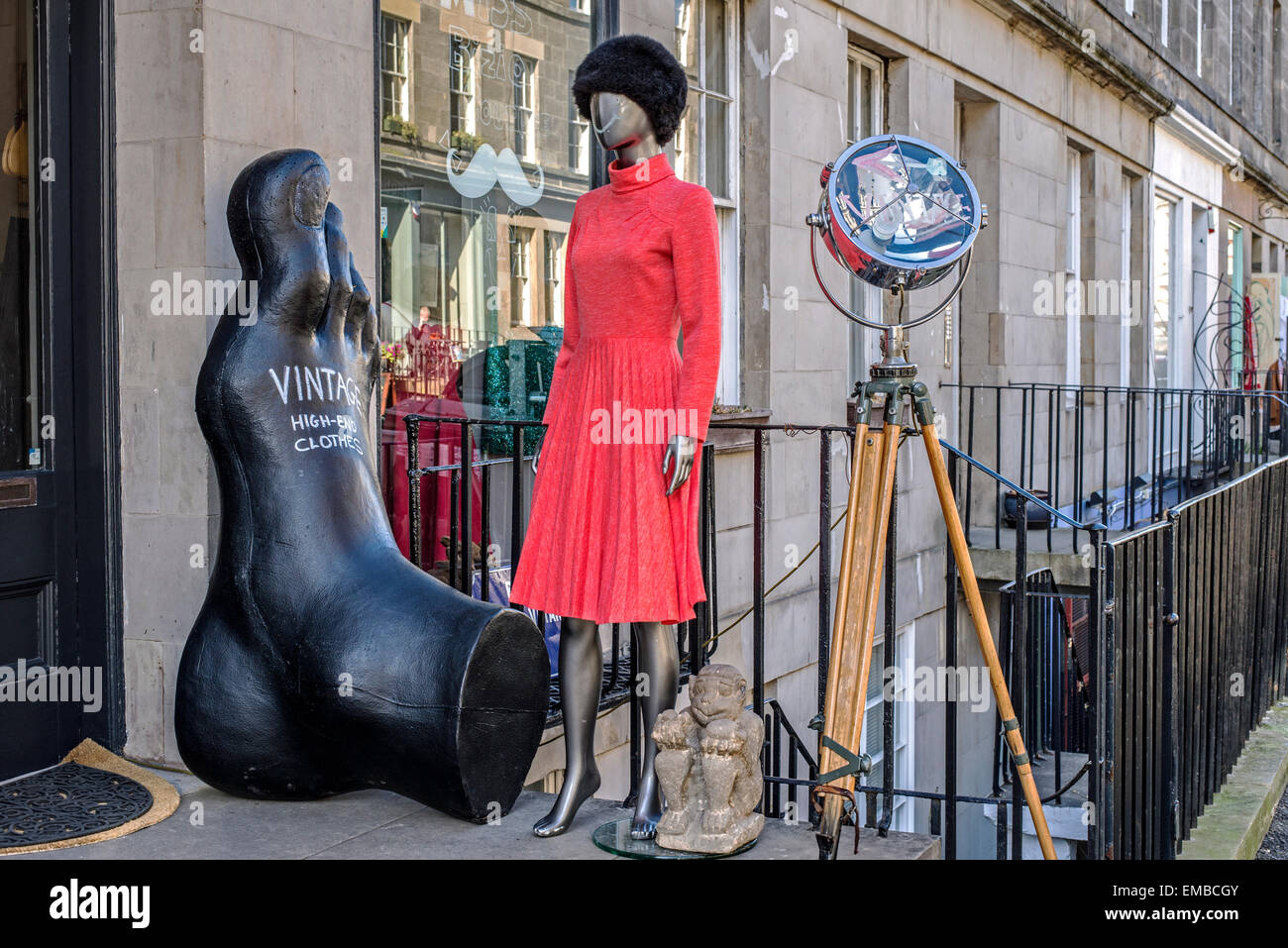 Eine eklektische Darstellung von Mode und Objekte vor einem Vintage-Kleidung Geschäft auf St Stephen Street, Edinburgh, Scotland, UK. Stockfoto