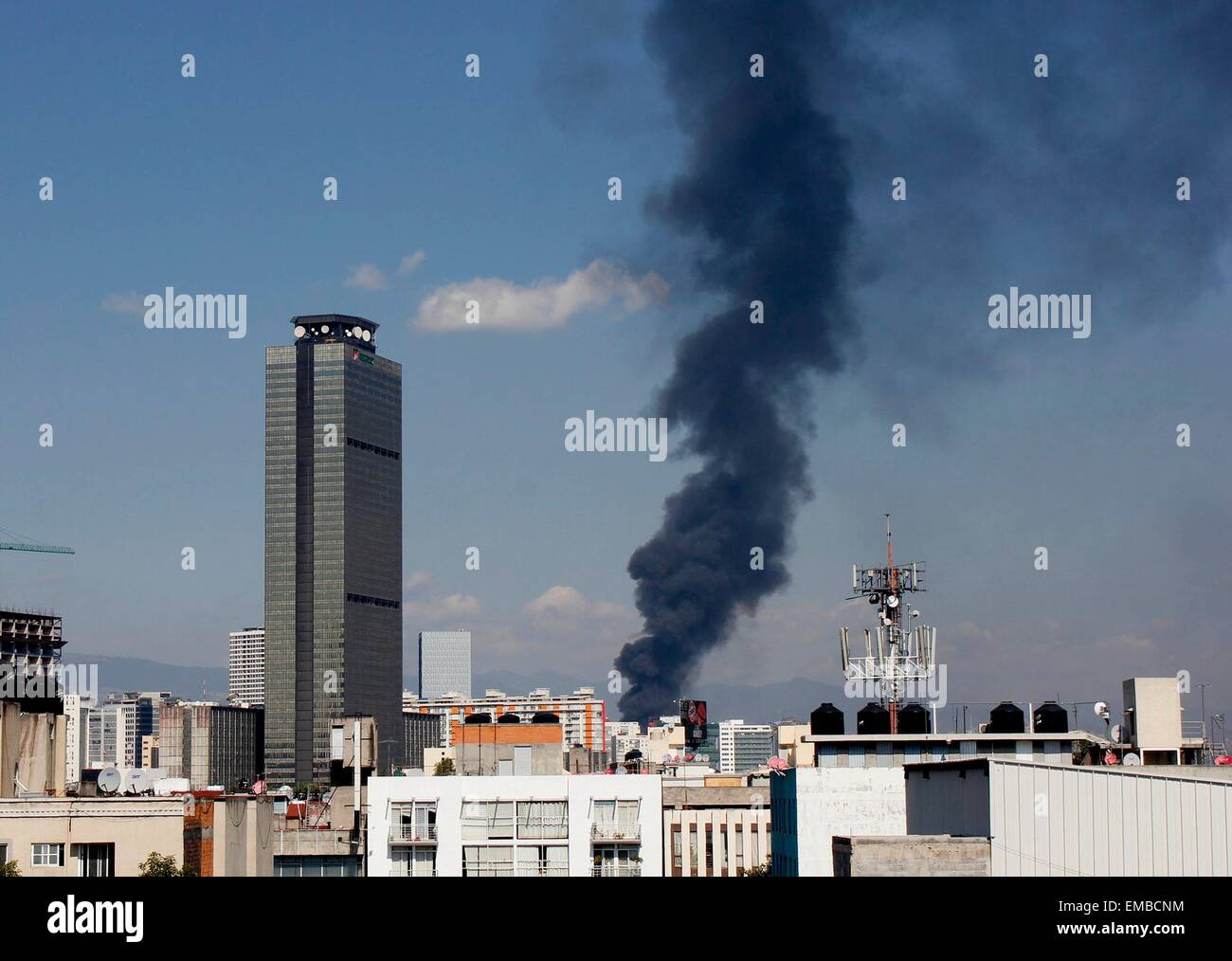 Mexico City, Mexiko. 19. April 2015. Rauch steigt aus der Feuerstelle im Lagerbereich der Firma Bier "Cerveceria Modelo" in Mexiko-Stadt, Hauptstadt von Mexiko, am 19. April 2015. Laut Lokalpresse verletzte Personen wurden bisher nicht beschrieben und die Ursache des Feuers ist unbekannt. Bildnachweis: Alonso Romero/NOTIMEX/Xinhua/Alamy Live-Nachrichten Stockfoto