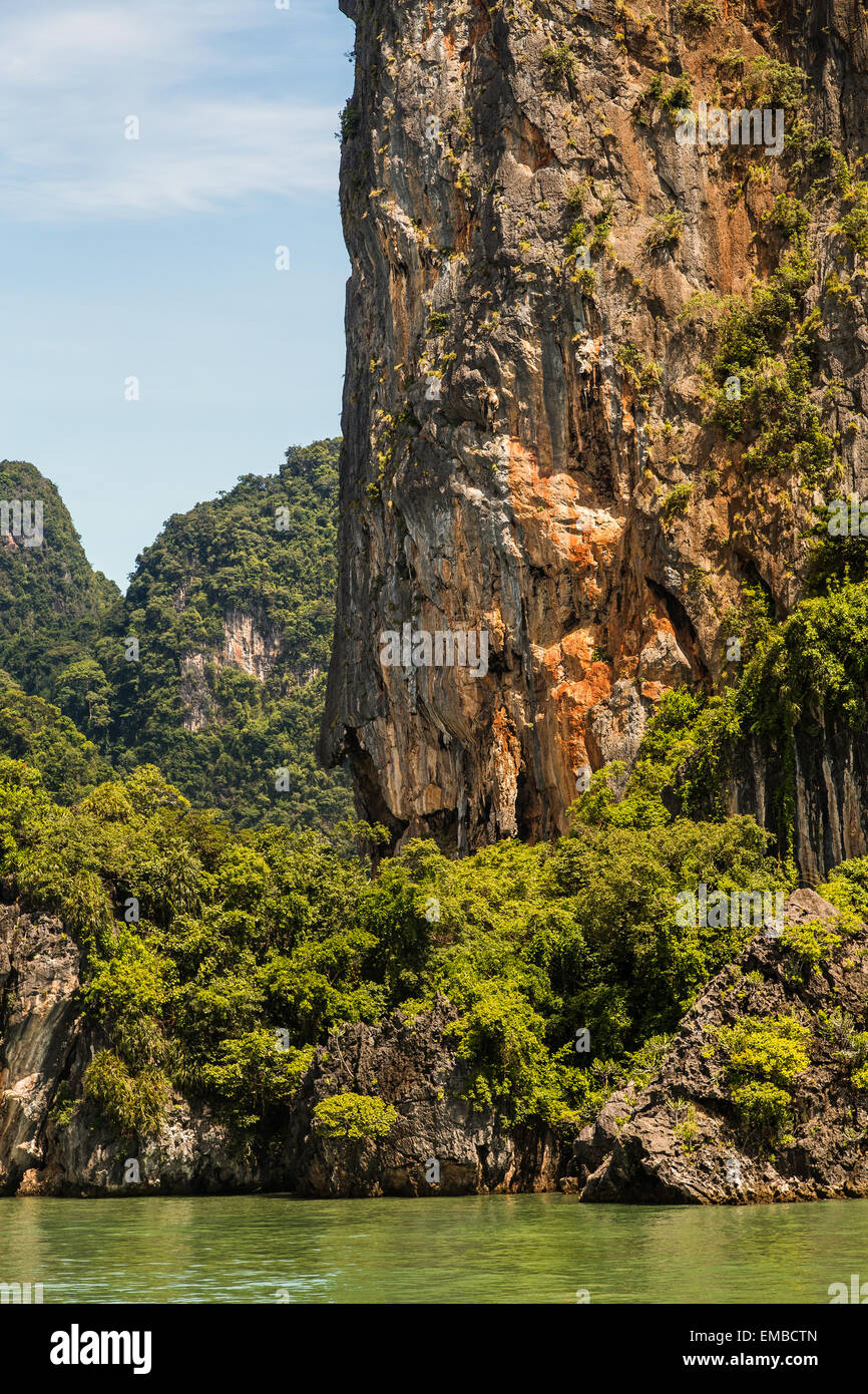 Felsformationen in der Andaman See in der Nähe der Insel Phuket, Thailand in der Nähe der beliebten James Bond Island oder Khao Phing Kan Stockfoto