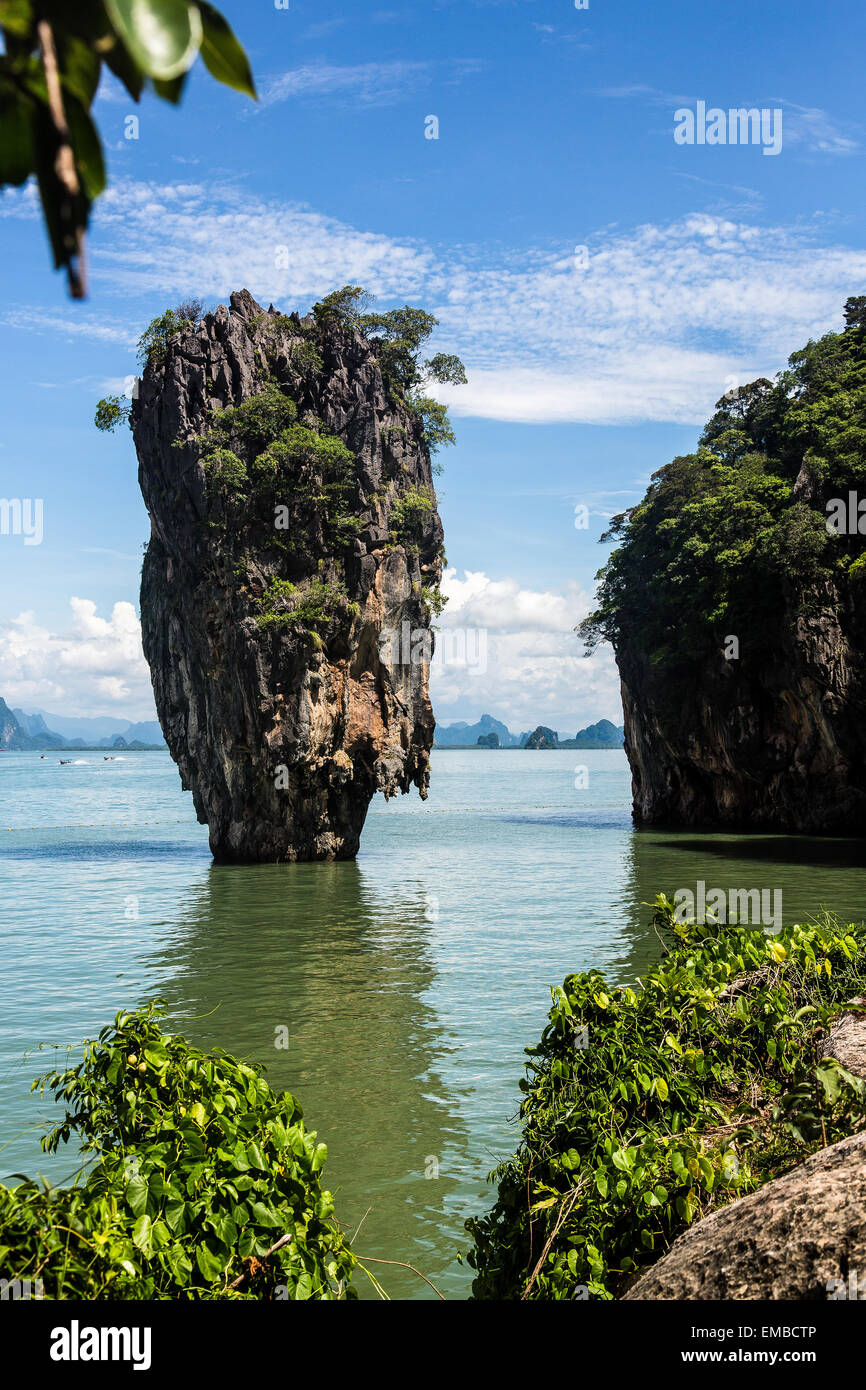 Felsformationen in der Andaman See in der Nähe der Insel Phuket, Thailand in der Nähe der beliebten James Bond Island oder Khao Phing Kan Stockfoto