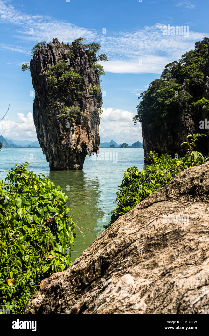 Felsformationen in der Andaman See in der Nähe der Insel Phuket, Thailand in der Nähe der beliebten James Bond Island oder Khao Phing Kan Stockfoto