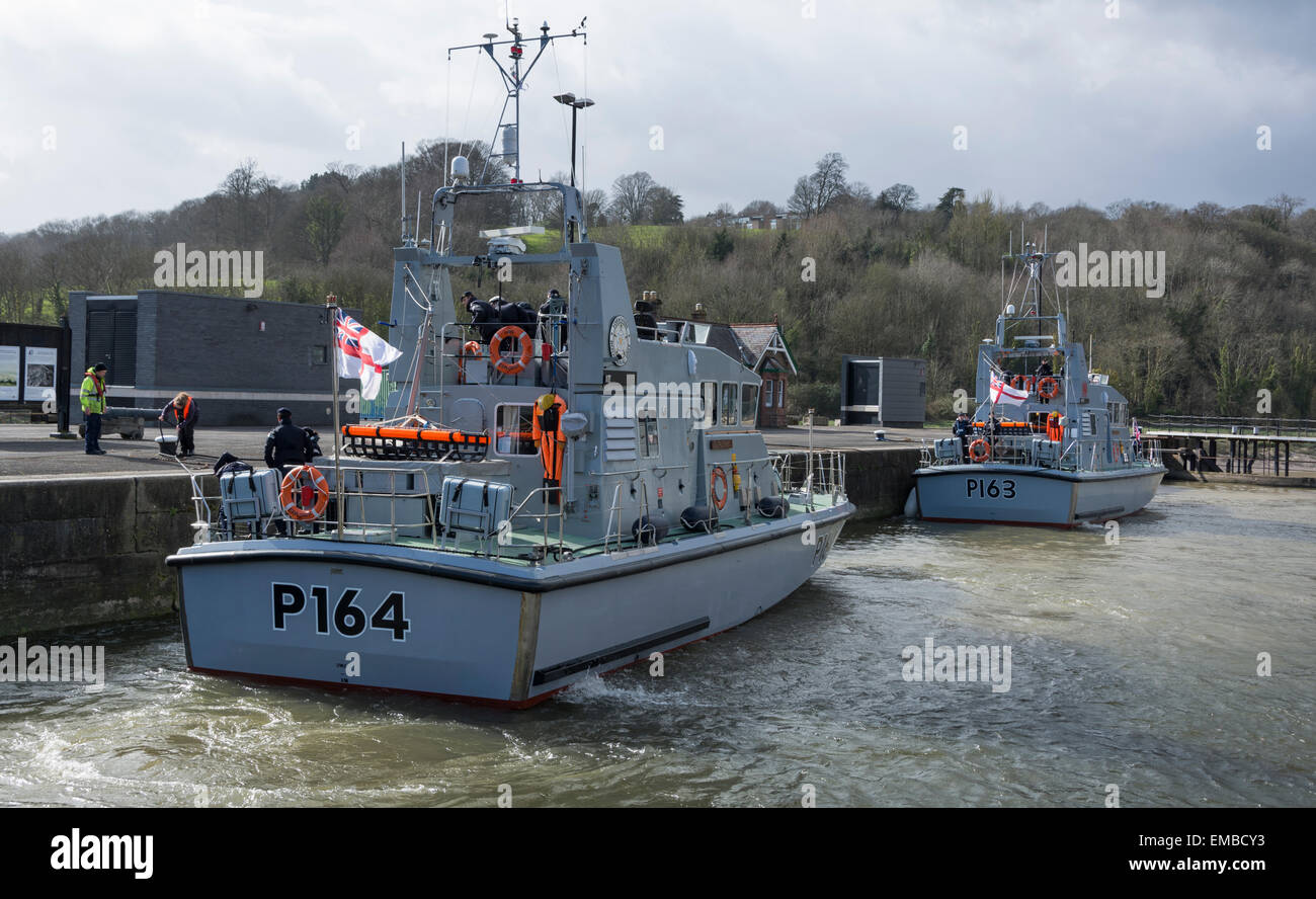 Zwei königliche Marine Training Schiffe, HMS Explorer und HMS Express