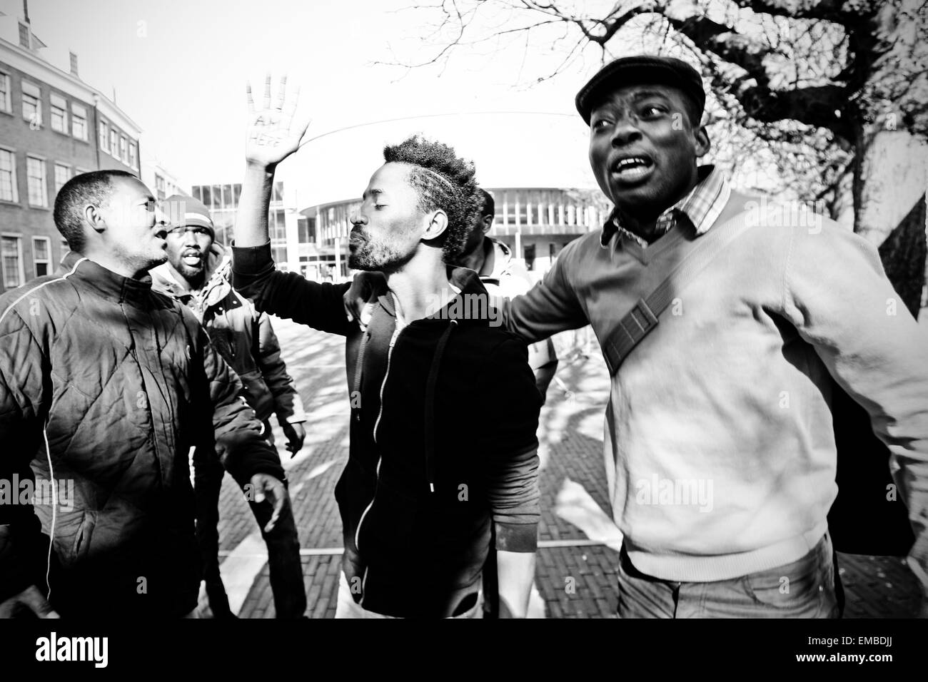 Asylbewerber, die abgelehnt wurden erlaubt, in den Niederlanden protestierten für den zweiten Tag in Folge in der niederländischen Hauptstadt bleiben. Rund 50 afrikanische Flüchtlinge, die zuvor in einer verlassenen Garage in Amsterdam gelebt haben sich zu einem ungenutzten Bürogebäude verlegt. Der Besitzer des Gebäudes hat Gebühren gedrückt. Am Donnerstag wurde die gleiche Gruppe die Möglichkeit zum protest vor dem Parlament verweigert. Stockfoto