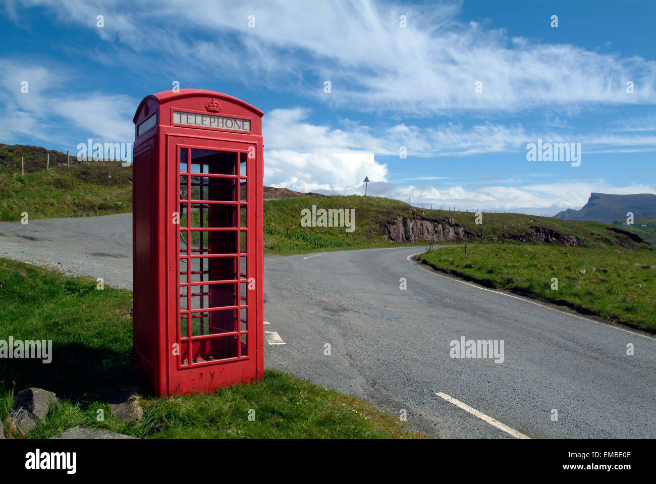 Rote Telefon box in dem Land, Isle Of Skye, Schottland, Vereinigtes Königreich, Europa Stockfoto