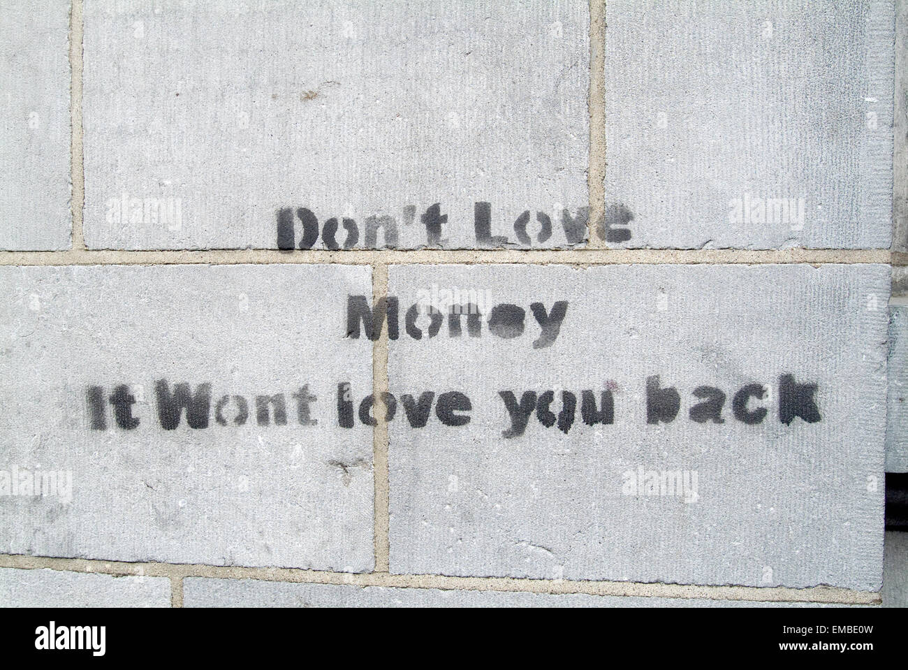 Graffiti "Liebe Geld es nicht lieben Sie back" auf die Steinwand einer Bank Gebäude in Dublin Irland Großbritannien Europa Stockfoto
