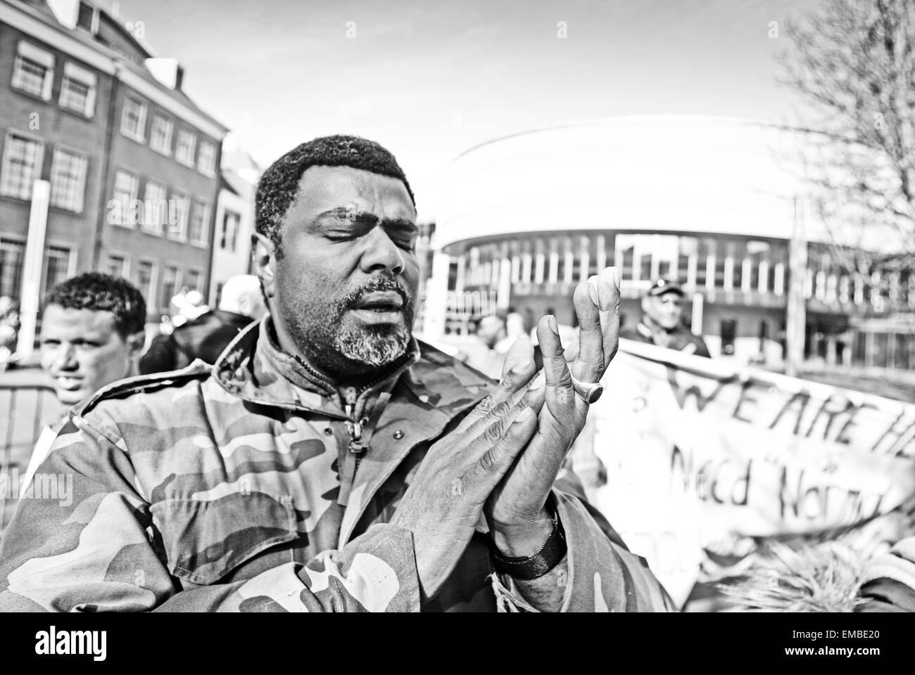 Asylbewerber, die abgelehnt wurden erlaubt, in den Niederlanden protestierten für den zweiten Tag in Folge in der niederländischen Hauptstadt bleiben. Rund 50 afrikanische Flüchtlinge, die zuvor in einer verlassenen Garage in Amsterdam gelebt haben sich zu einem ungenutzten Bürogebäude verlegt. Der Besitzer des Gebäudes hat Gebühren gedrückt. Am Donnerstag wurde die gleiche Gruppe die Möglichkeit zum protest vor dem Parlament verweigert. Stockfoto