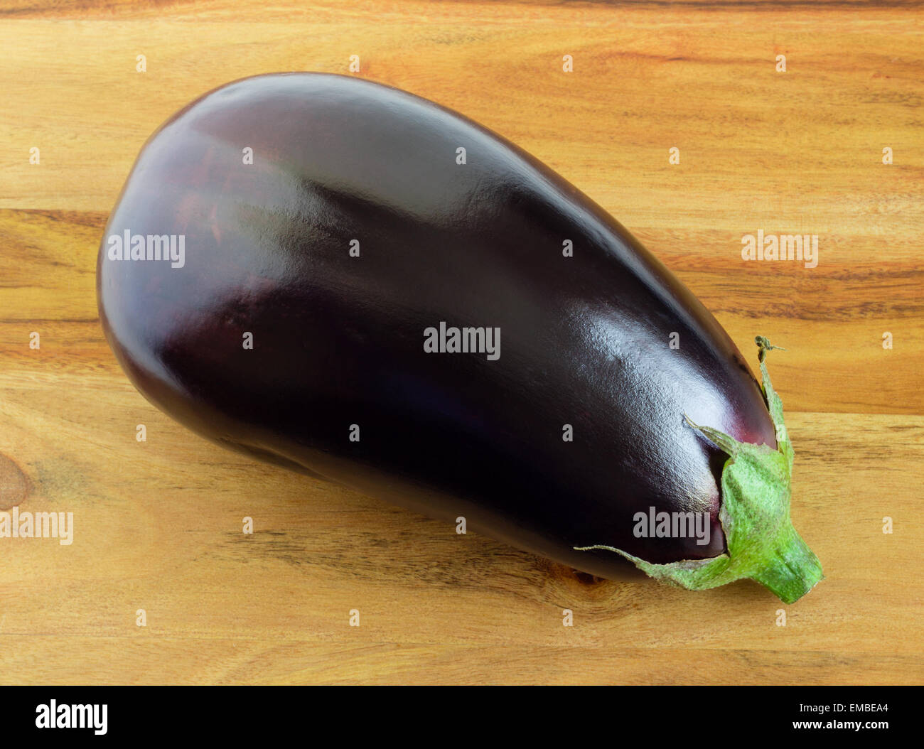 Frische Auberginen, indische lila Aubergine (Aubergine) auf Holzbrett Stockfoto