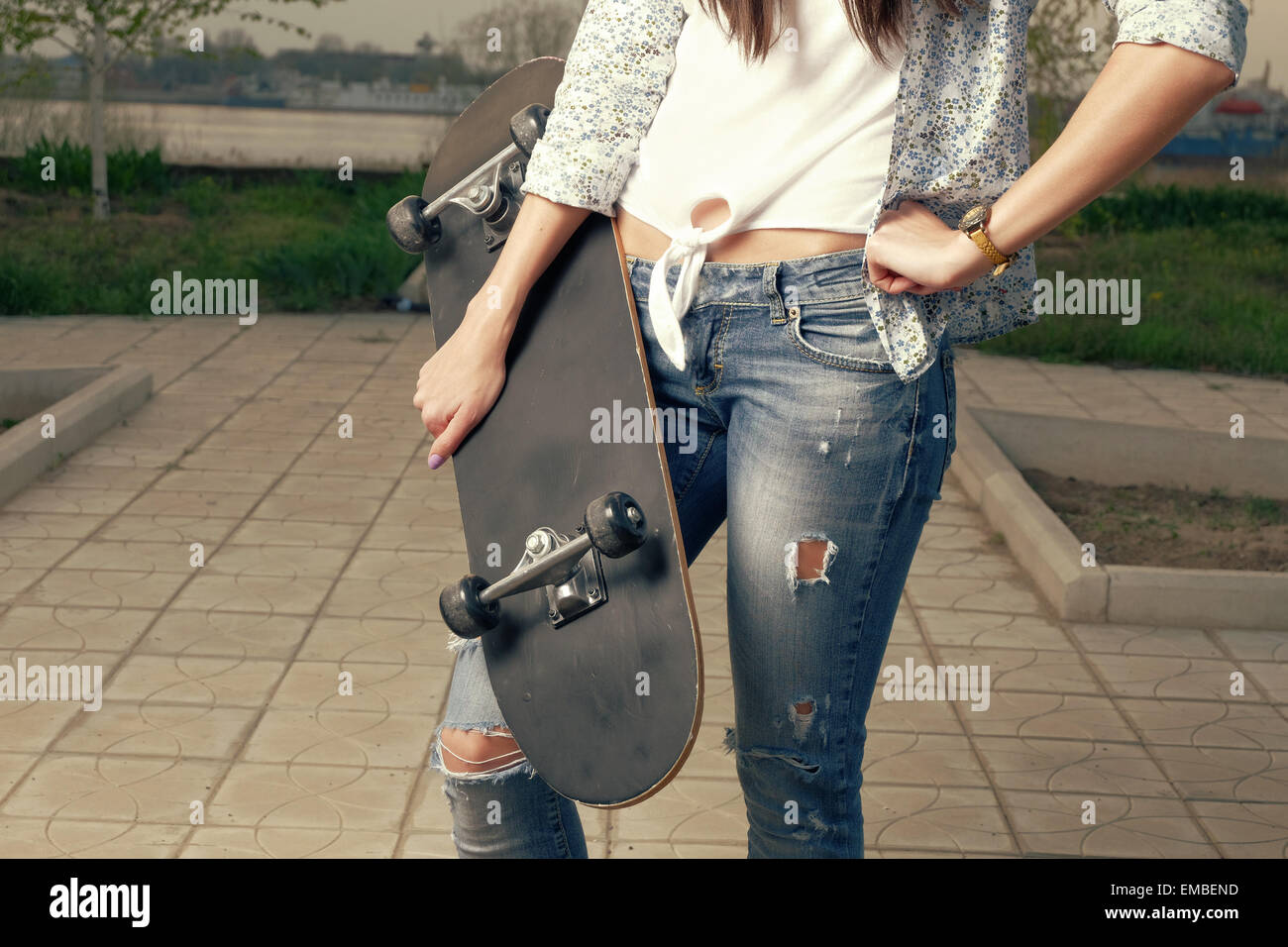 Mode-Porträt von weiblich halten ein Skateboard, Closeup, Instagram Farbe Stockfoto