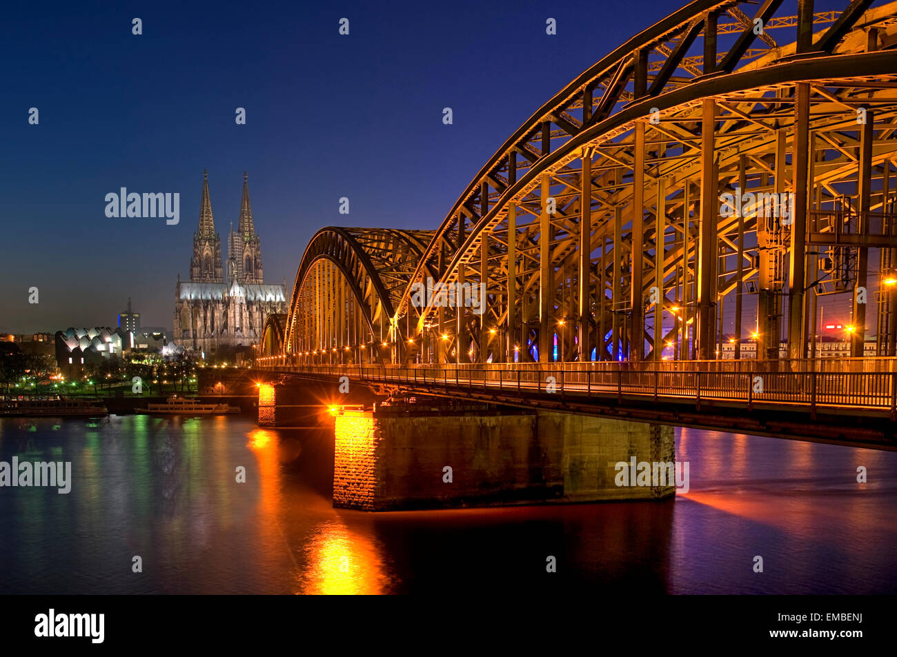 Kölner Dom, Hohenzollernbrücke bei Nacht, Nordrhein-Westfalen, Deutschland, Europa Stockfoto