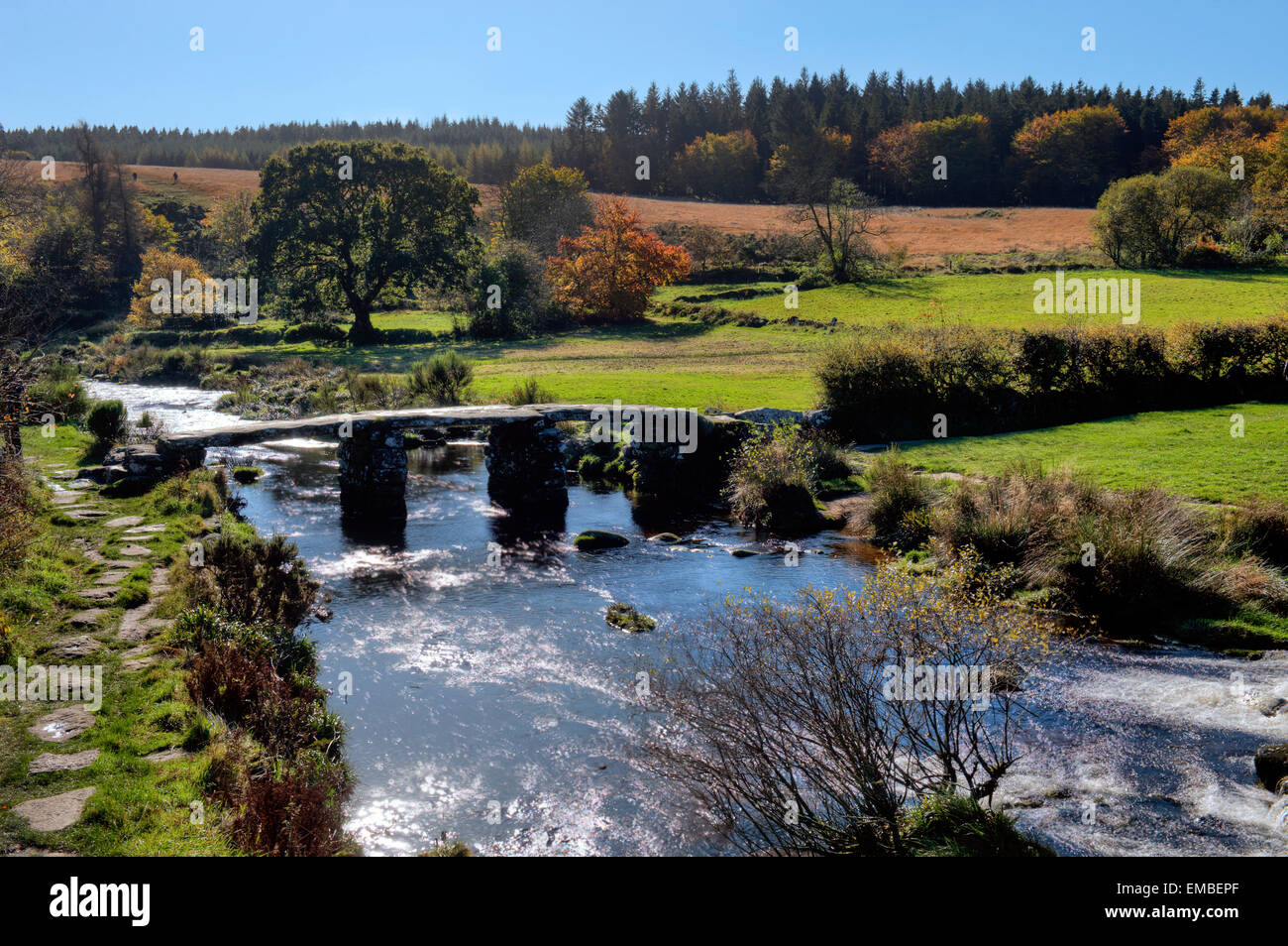 Clapper Bridge Postbridge East Dart River Dartmoor Nationalpark Devon England England Europa Stockfoto