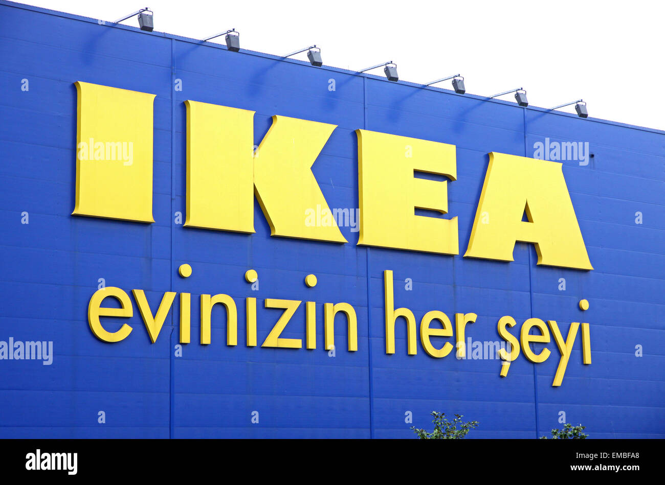 ISTANBUL, Türkei - 9. Mai 2012: Logo des IKEA Einrichtungshaus in Istanbul. IKEA in türkischen Markt getreten am 5. Mai 2005, Eröffnung der ersten Filiale in Umraniye, Stadtteil von Istanbul Stockfoto