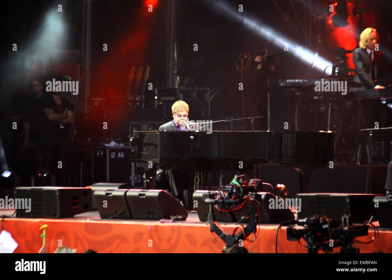 Kiew, UKRAINE - 30. Juni 2012: Sänger Sir Elton John auf der Bühne führt, während Anti-AIDS Benefizkonzert am Platz Unabhängigkeit am 30. Juni 2012 in Kiew, Ukraine Stockfoto