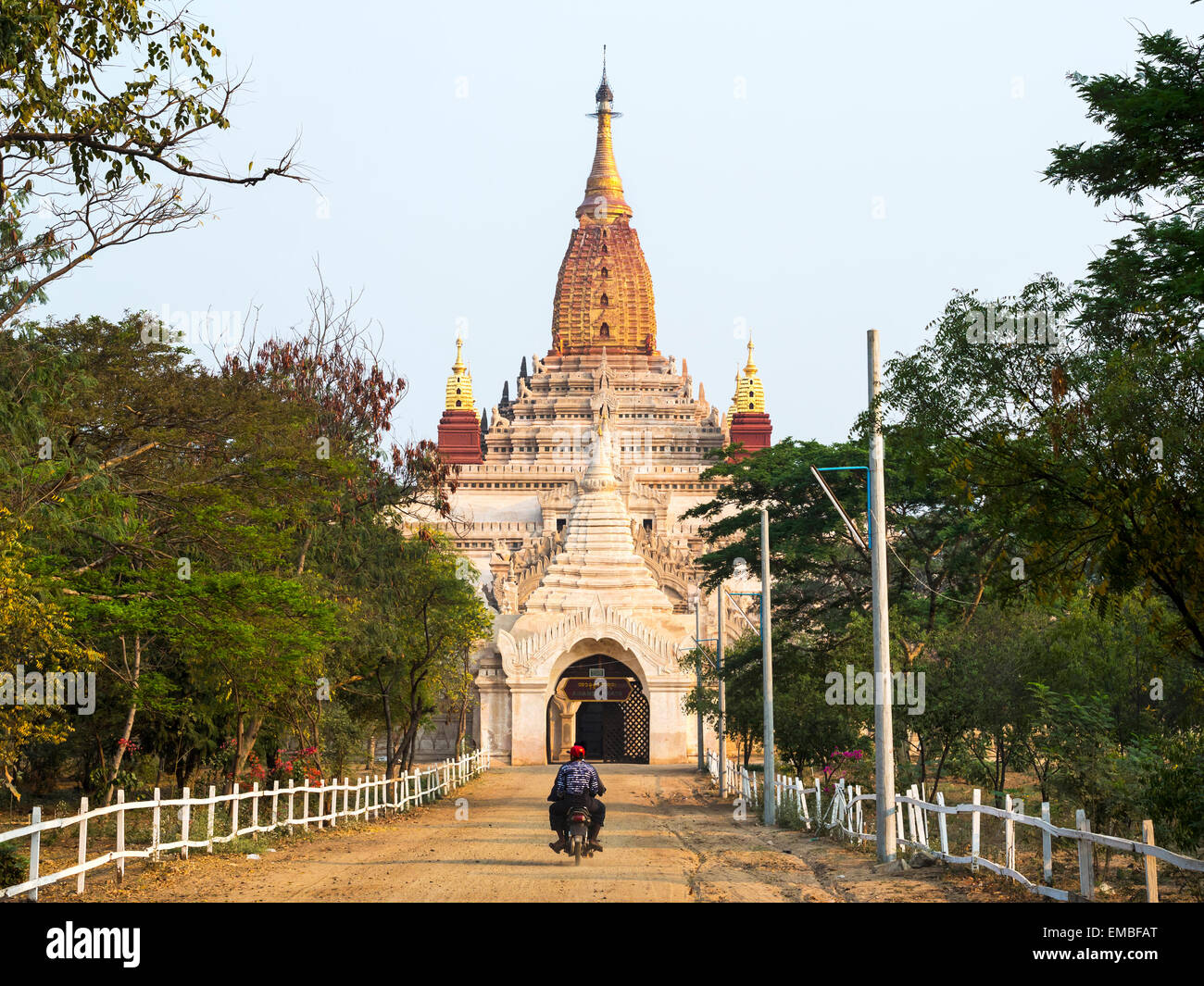 Motorrad nähert sich dem Eingang der alten Ananda Tempel in Bagan, Myanmar (Birma). Stockfoto