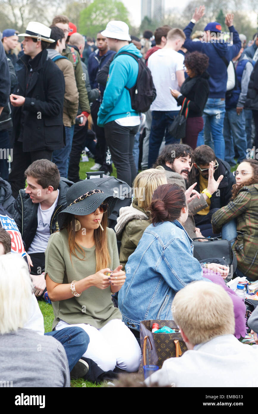 Hyde Park, London, UK, 19. April 2015. Ein pro-Cannabis-Festival Werbetätigkeit für die Legalisierung von Marihuana. Dieses Ereignis lockt jährlich Hunderte von Menschen, wo Teilnehmer offen Cannabis Rauchen stattfindet. Der Begriff "420" ist allgemein als das Codewort für Cannabis bekannt geworden. Cannabis-Rallye junger Menschen. Stockfoto