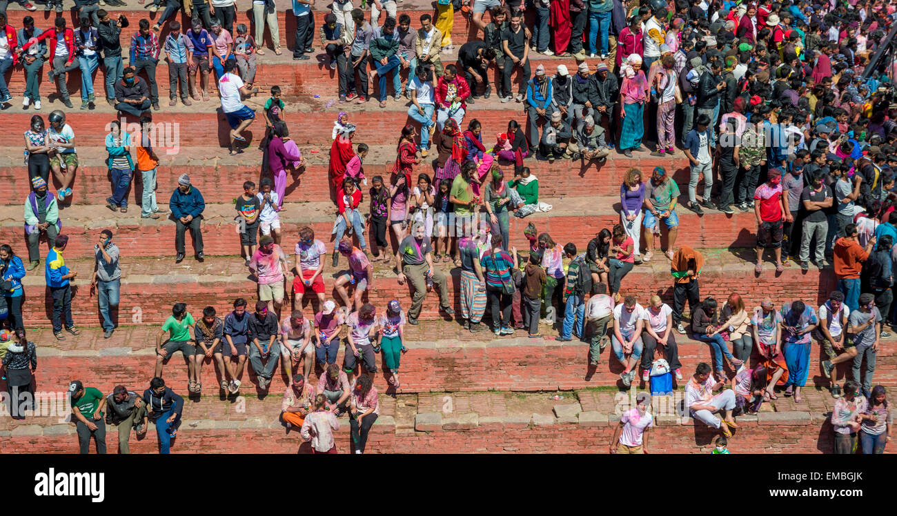Ansicht einer Menschenmenge sitzt auf der Treppe des Tempels einen Durbar Square Stockfoto