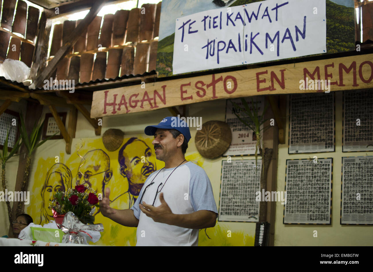 Mejicanos, San Salvador, El Salvador. 19. April 2015. Mitglieder der kirchlichen Gemeinschaft Basis El Pueblo de Dios En Camino nehmen Teil in einer Feier des Wortes, eine partizipative Katholische Liturgie in Abwesenheit eines Priesters durchgeführt. Anstelle einer Predigt bieten Community-Mitglieder, sich Reflexionen vor dem Hintergrund der heutigen Lesungen. © ZUMA Wire/ZUMAPRESS.com/Alamy Live-Nachrichten Stockfoto