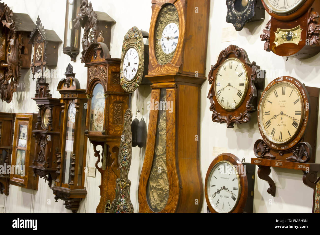 Sammlung von hölzernen Uhren an der Wand hängen. Stockfoto
