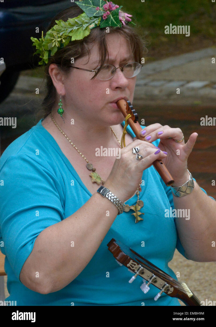 junge Frau beim Flötenspiel Stockfoto