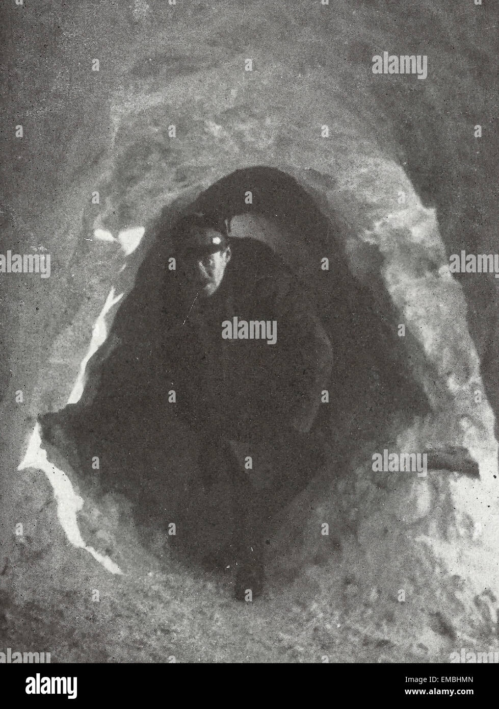 Viele der italienischen Beobachtungsposten waren Höhlen wie dieser Zitze im Eis im ersten Weltkrieg Stockfoto