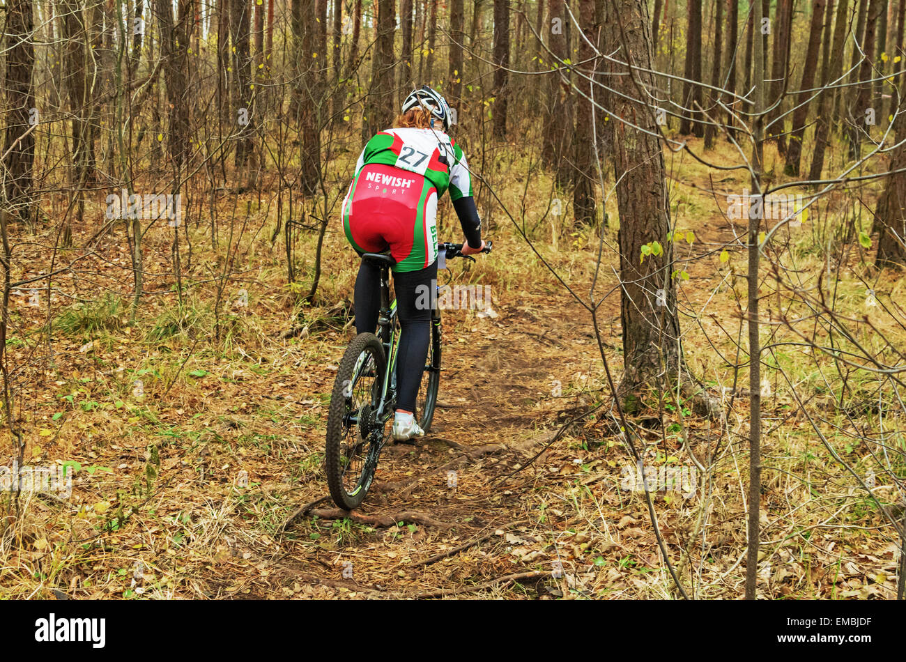 Die Republik Belarus Championship der Langlauf Radsport 19.10. 2014 - der Waldroute. Mädchen Fahrrad Rennen Bühne. Stockfoto