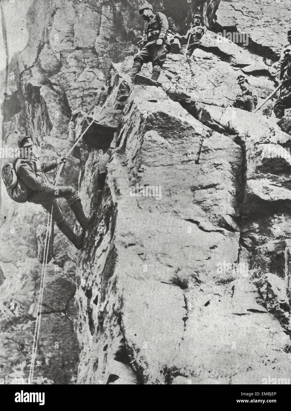 Italienische Soldaten, die Skalierung eines Berges im ersten Weltkrieg, ca. 1916 Stockfoto