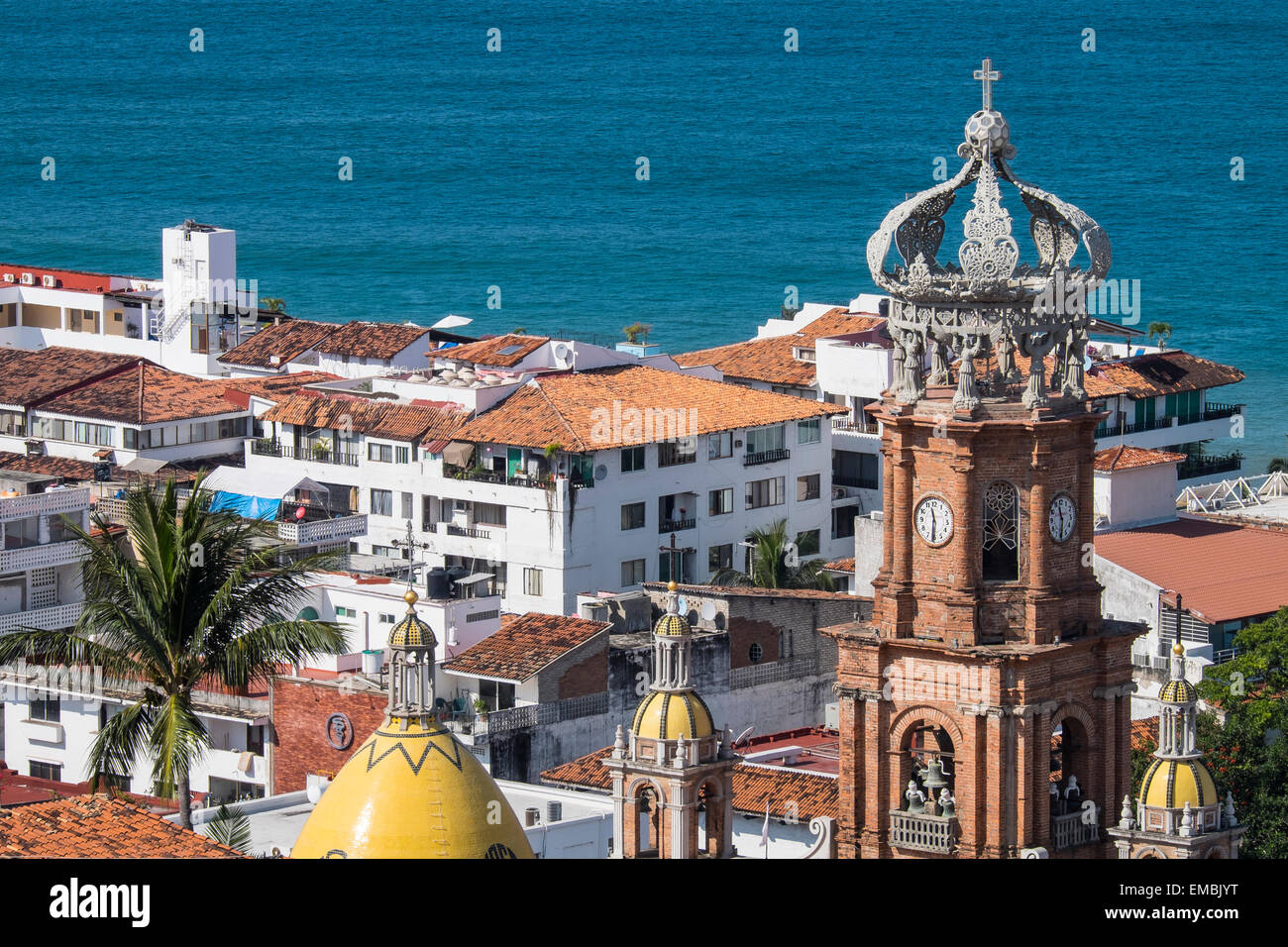 Nahaufnahme von El Centro Puerto Vallarta mit Turm der Kirche der Muttergottes von Guadalupe Stockfoto