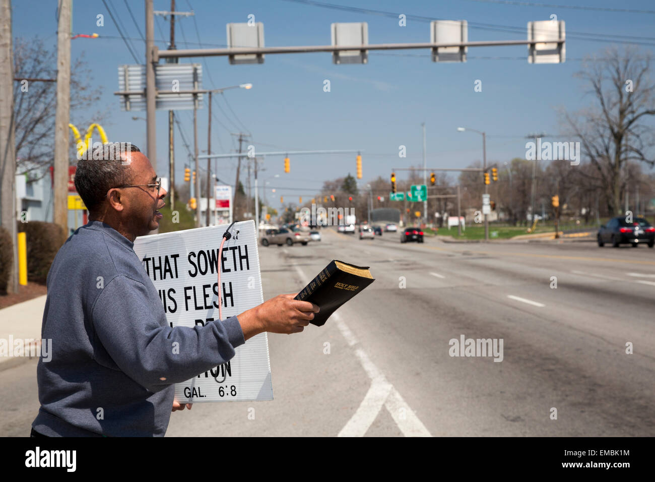 Toledo, Ohio - Pfr. Eugene Rocker, Pastor der Anker Baptist Church, Predigt an einer Straßenecke, hält seine Bibel. Stockfoto