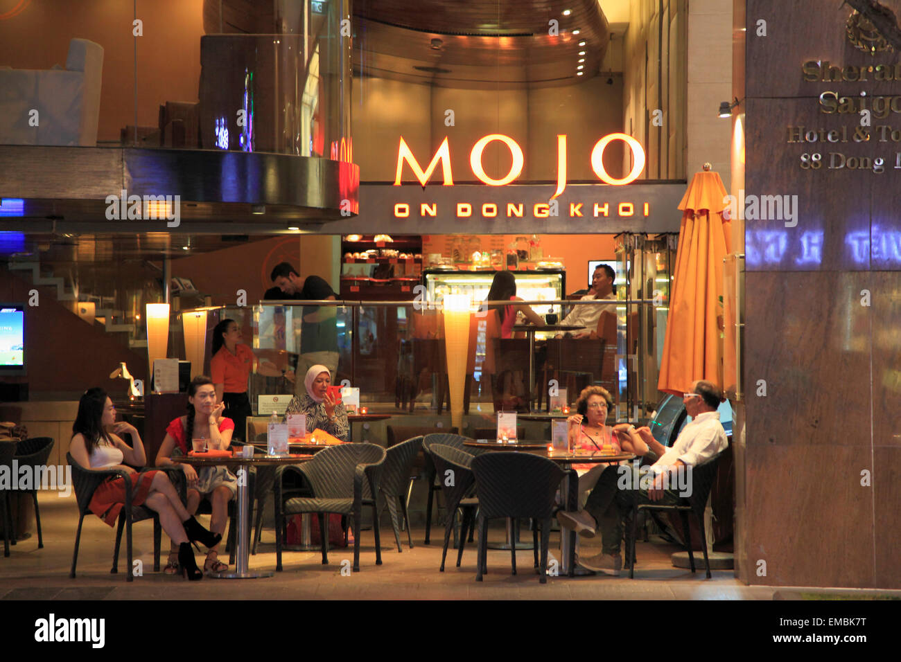 Vietnam, Ho Chi Minh Stadt, Saigon, Dong Khoi Street, Café, Bar, Nachtleben, Menschen, Stockfoto