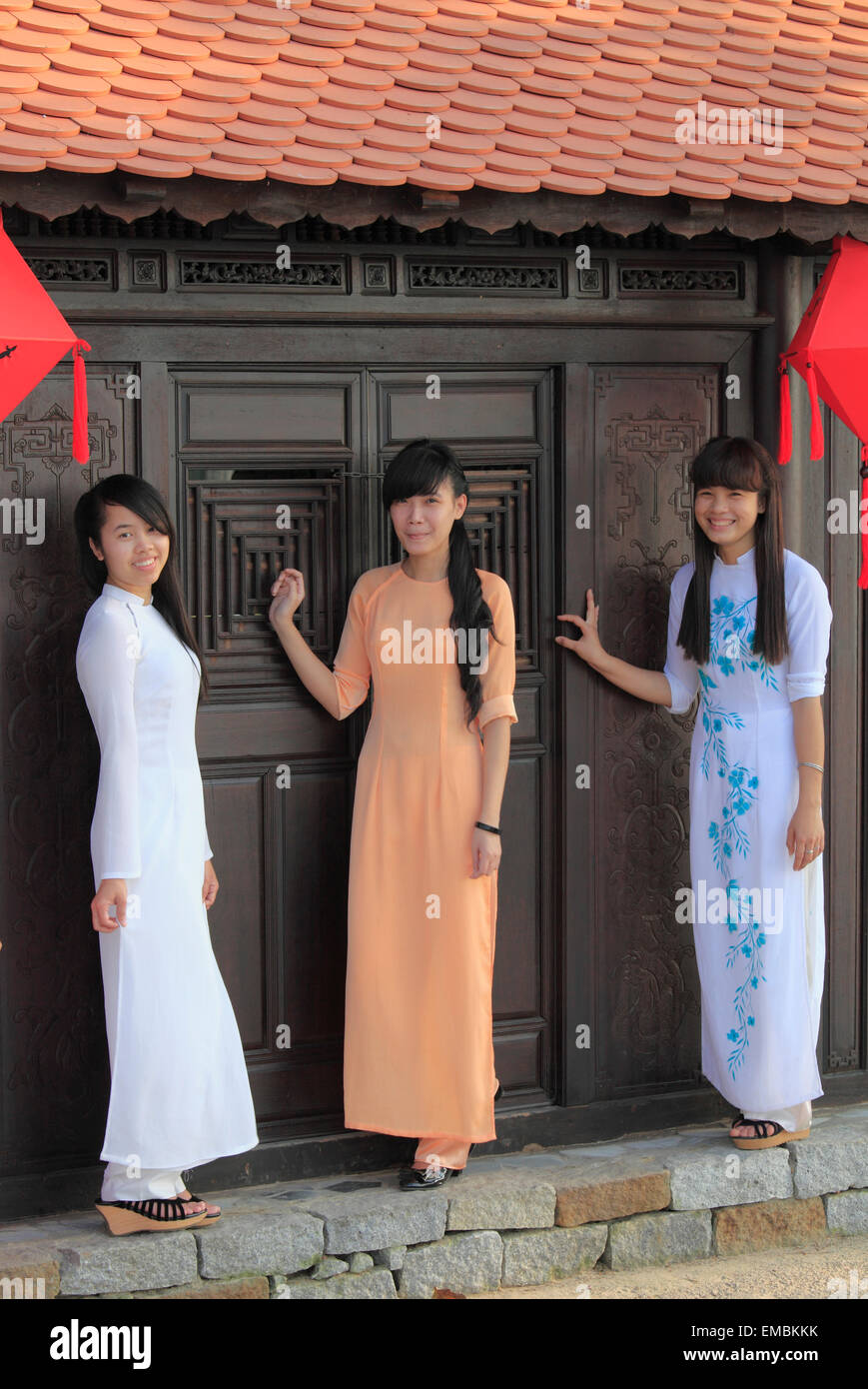 Vietnam, Hue, junge Frauen in traditionellen Ao Dai Kleid Stockfoto