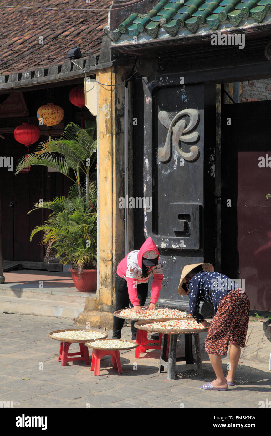 Vietnam, Hoi An, Straßenszene, Frauen arbeiten, Stockfoto