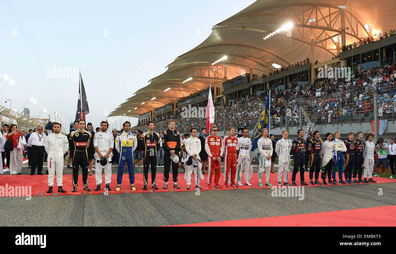 Manama, Manama. 19. April 2015. Treiber Line-up, die Hymne von Bahrain vor F1 Grand Prix in Bahrain International Circuit, südlich von Manama, 19. April 2015 zuzuhören. Bildnachweis: Chen Shaojin/Xinhua/Alamy Live-Nachrichten Stockfoto