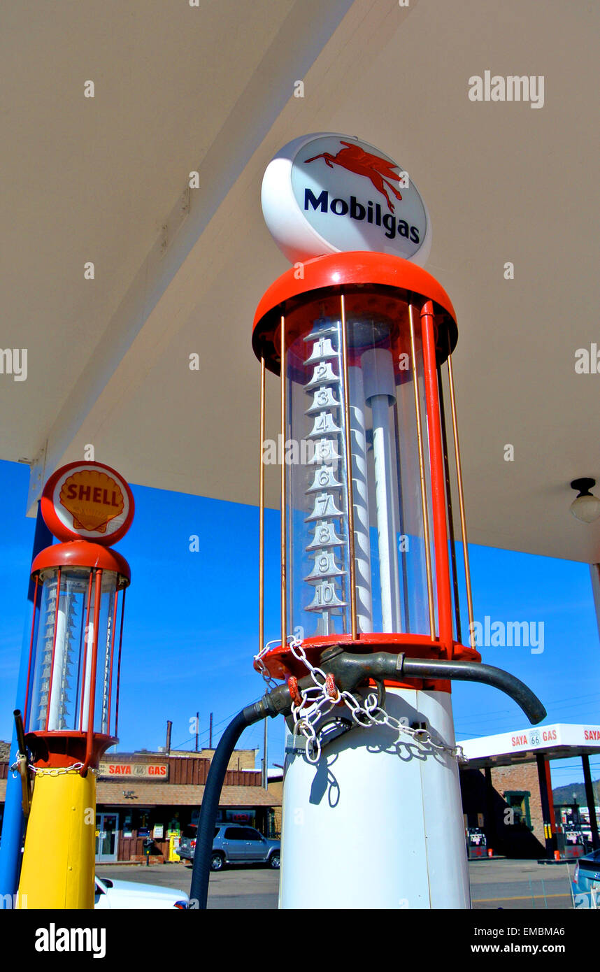 Vintage Mobilgas und Shell Zapfsäulen an historischen Tankstelle in Williams, arizona Stockfoto