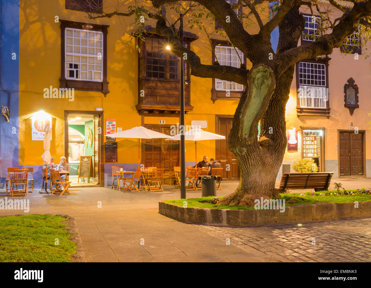 Street Bar in der Nacht in San Cristobal De La Laguna, Teneriffa, Kanarische Inseln, Spanien Stockfoto