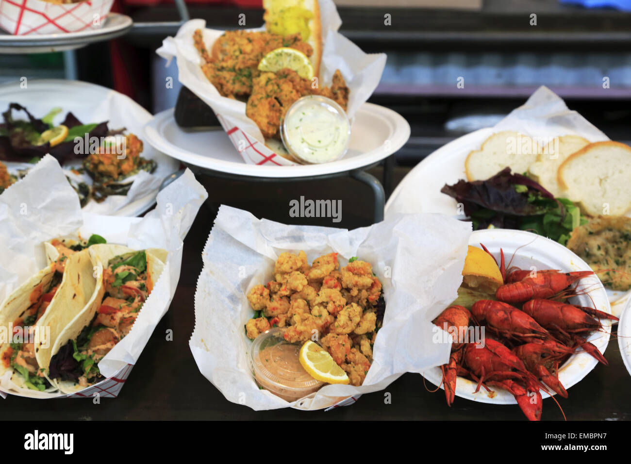 Hummertacos, gebratene Garnelen, gekochte Langusten und gebratenes Huhn serviert in Food-Stall in French Market.French Quarter.New Orleans.Louisiana.USA Stockfoto