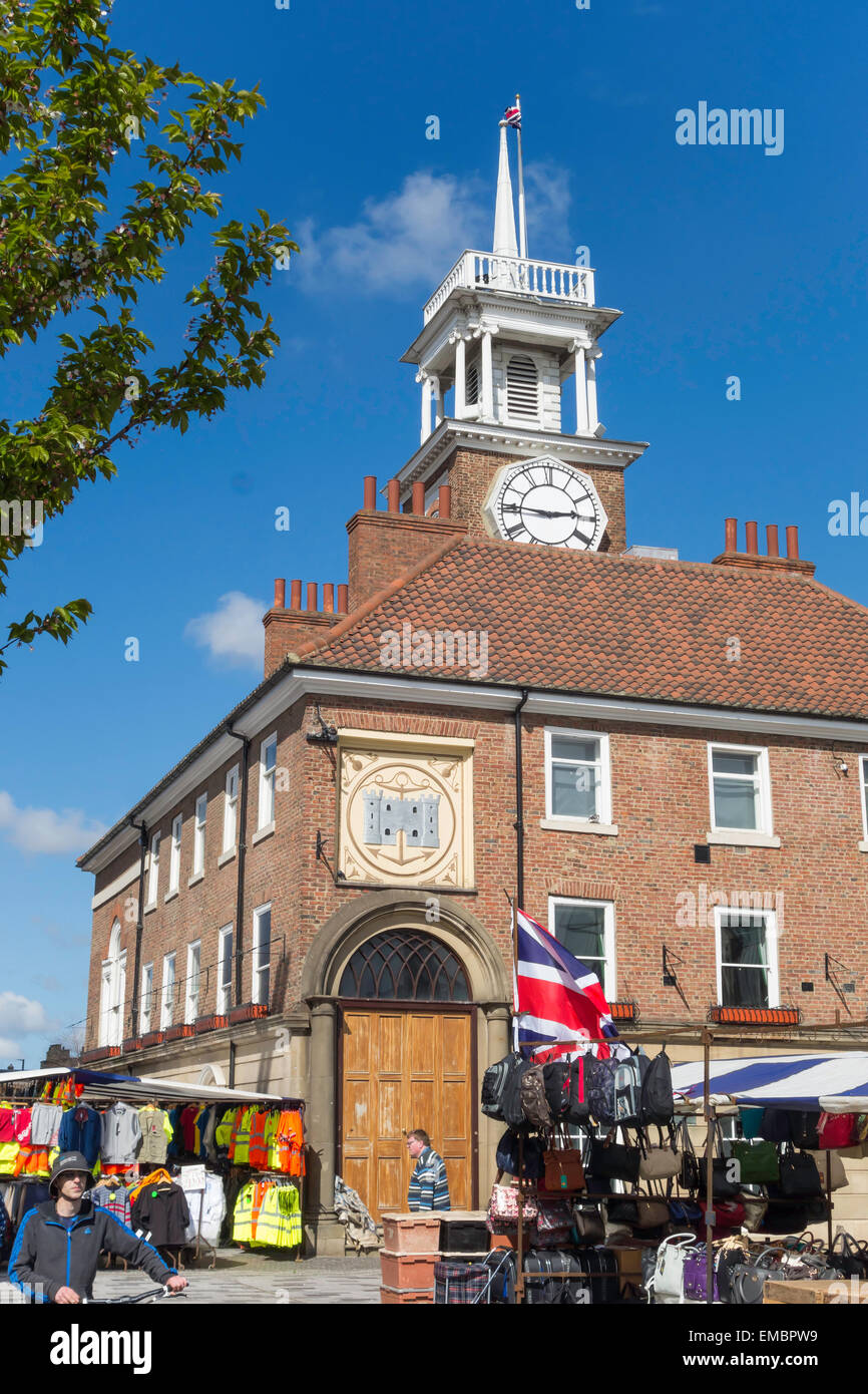 Rathaus, Hauptstraße Stockton on Tees, Co. Durham UK am Markttag. Stockfoto