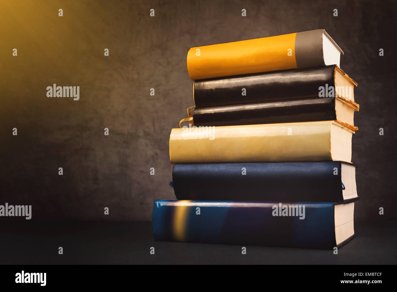 Stapel von gebrauchte alte Bücher in der Schulbibliothek, getönten Kreuz bearbeitete Bild. Stockfoto