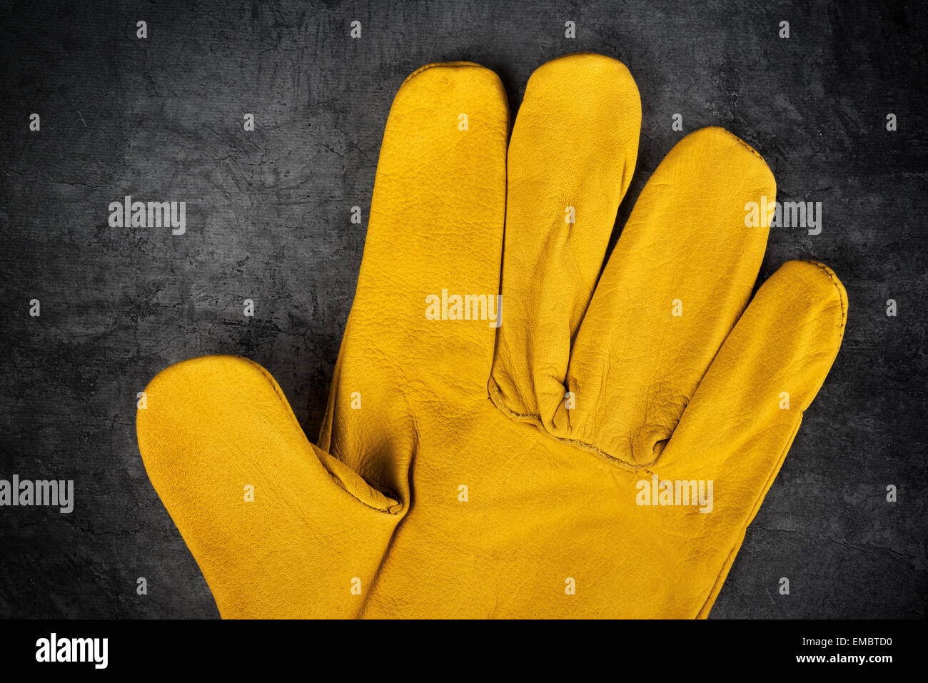 Gelbes Leder Bauingenieur oder Baumeister arbeiten Schutzhandschuhe Detail, alle fünf Finger Stockfoto