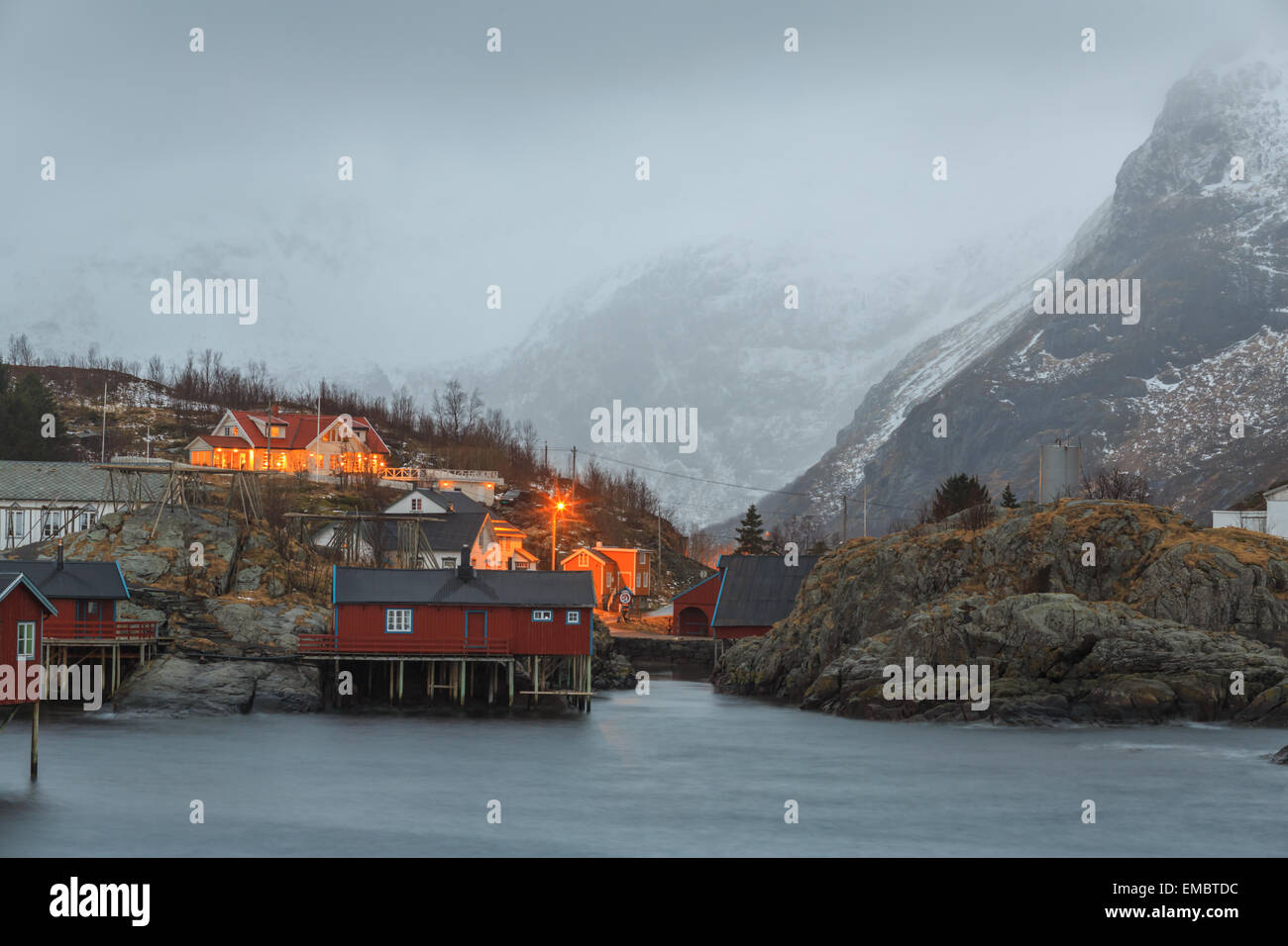 Norwegen, Arktis, blau, Boot, Küste, Europa, Angeln, Fjord, Hafen, Haus, Hütte, Insel, Landschaft, Lofoten, Berg, Stockfoto