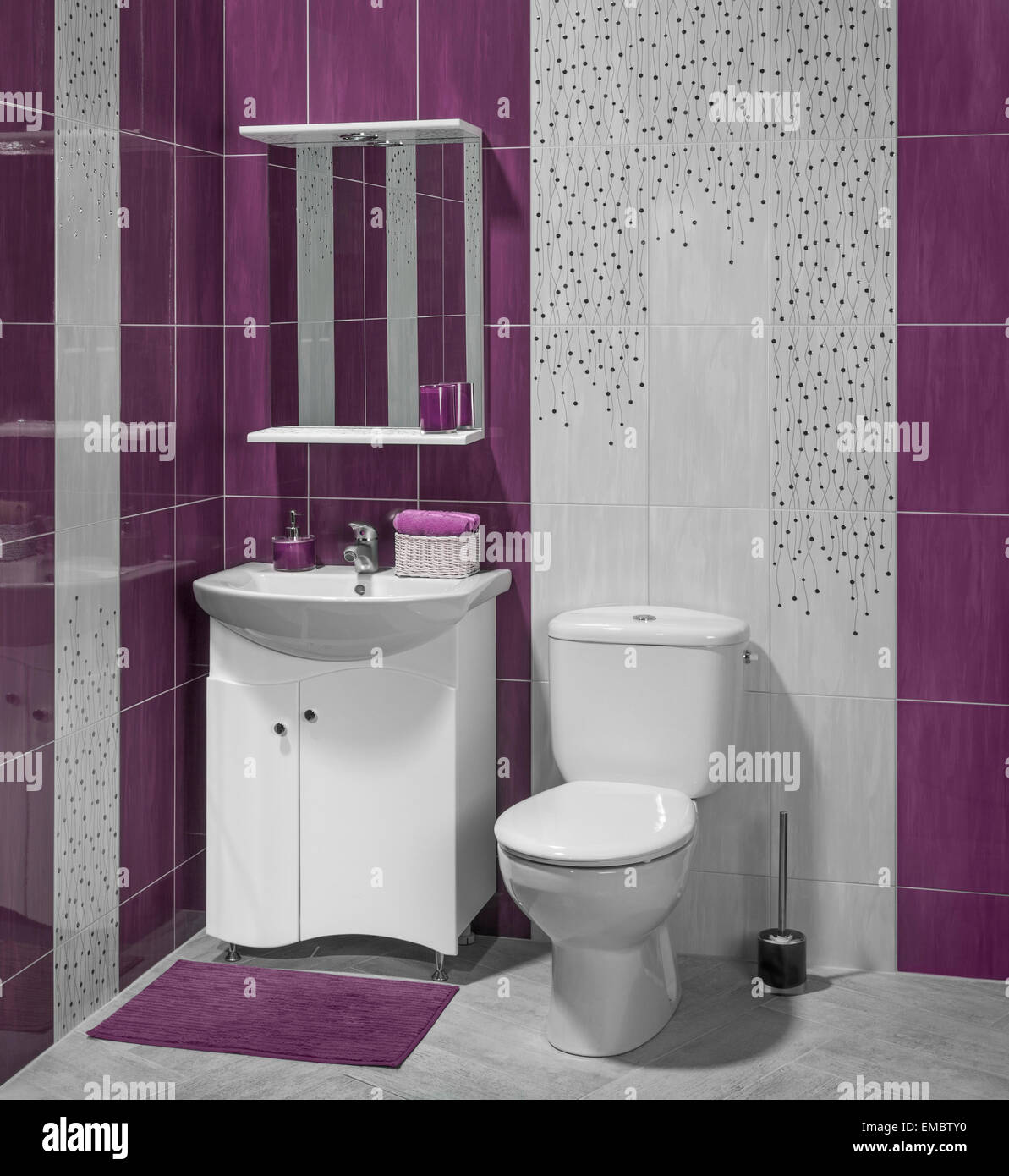 Ein Luxus-Interieur des modernen Badezimmer mit Waschbecken und WC;  verziert mit lila und grau Fliesen Stockfotografie - Alamy