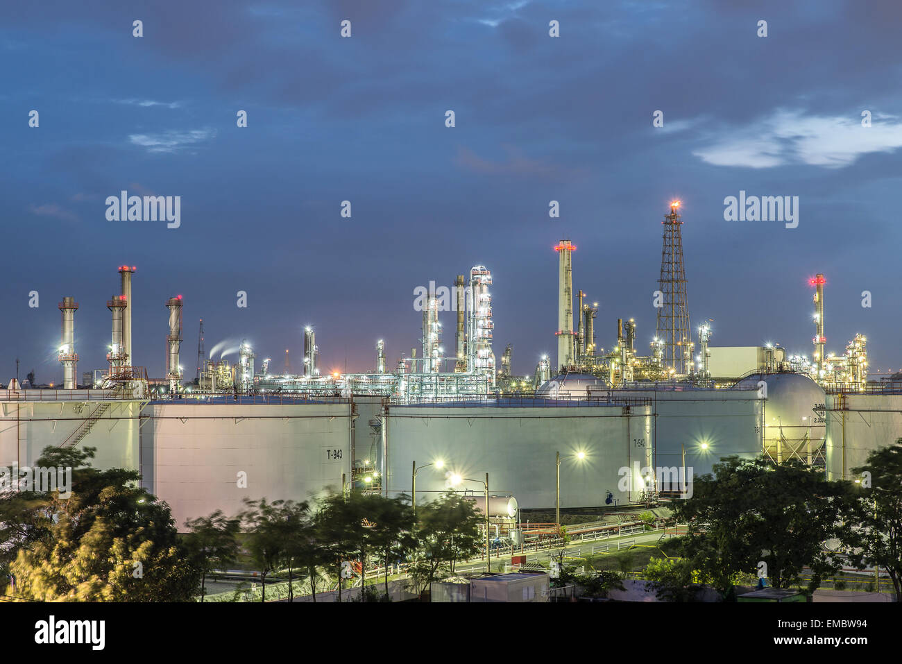 Öl-Raffinerie in der dramatischen Dämmerung in Thailand Stockfoto