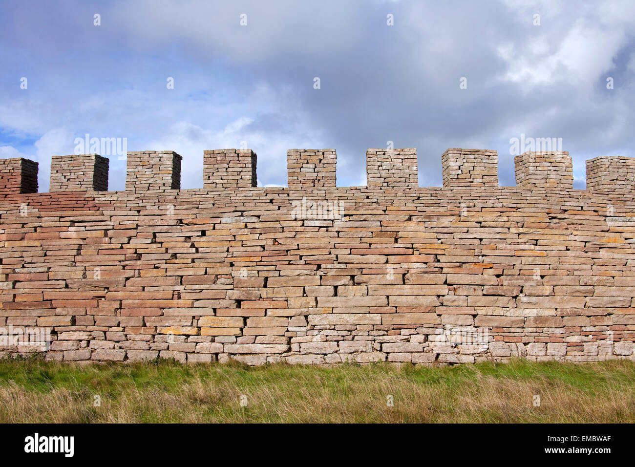 Defensive Trockenmauer mit Mauerkrone der Burg Eketorp, Eisenzeit Fort im südöstlichen Öland, Schweden Stockfoto