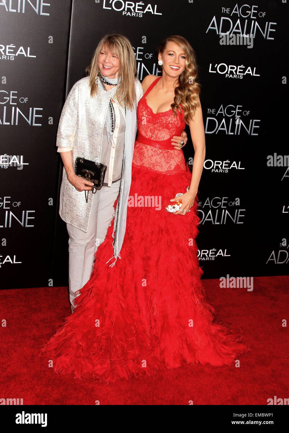 New York, New York, USA. 19. April 2015. Schauspielerin BLAKE LIVELY und ihre Mutter ELAINE lebhafte besuchen die New Yorker Premiere von "The Age des Adaline" AMC Loews Lincoln Square statt. Bildnachweis: Nancy Kaszerman/ZUMAPRESS.com/Alamy Live-Nachrichten Stockfoto