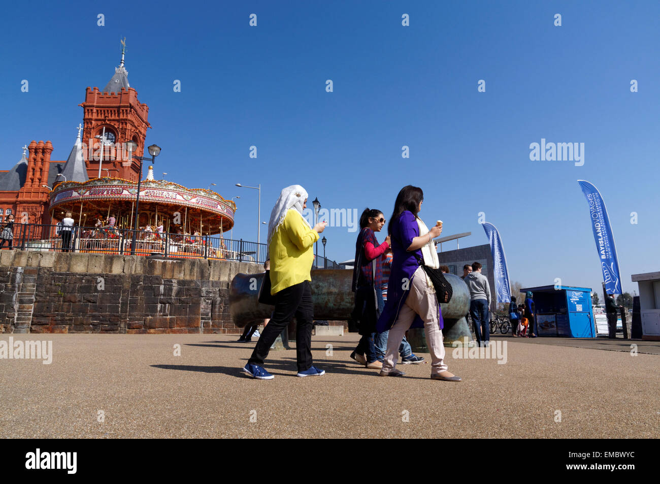 Schwarze Familie mit Pierhead Gebäude im Hintergrund, Bucht von Cardiff, Wales, UK. Stockfoto