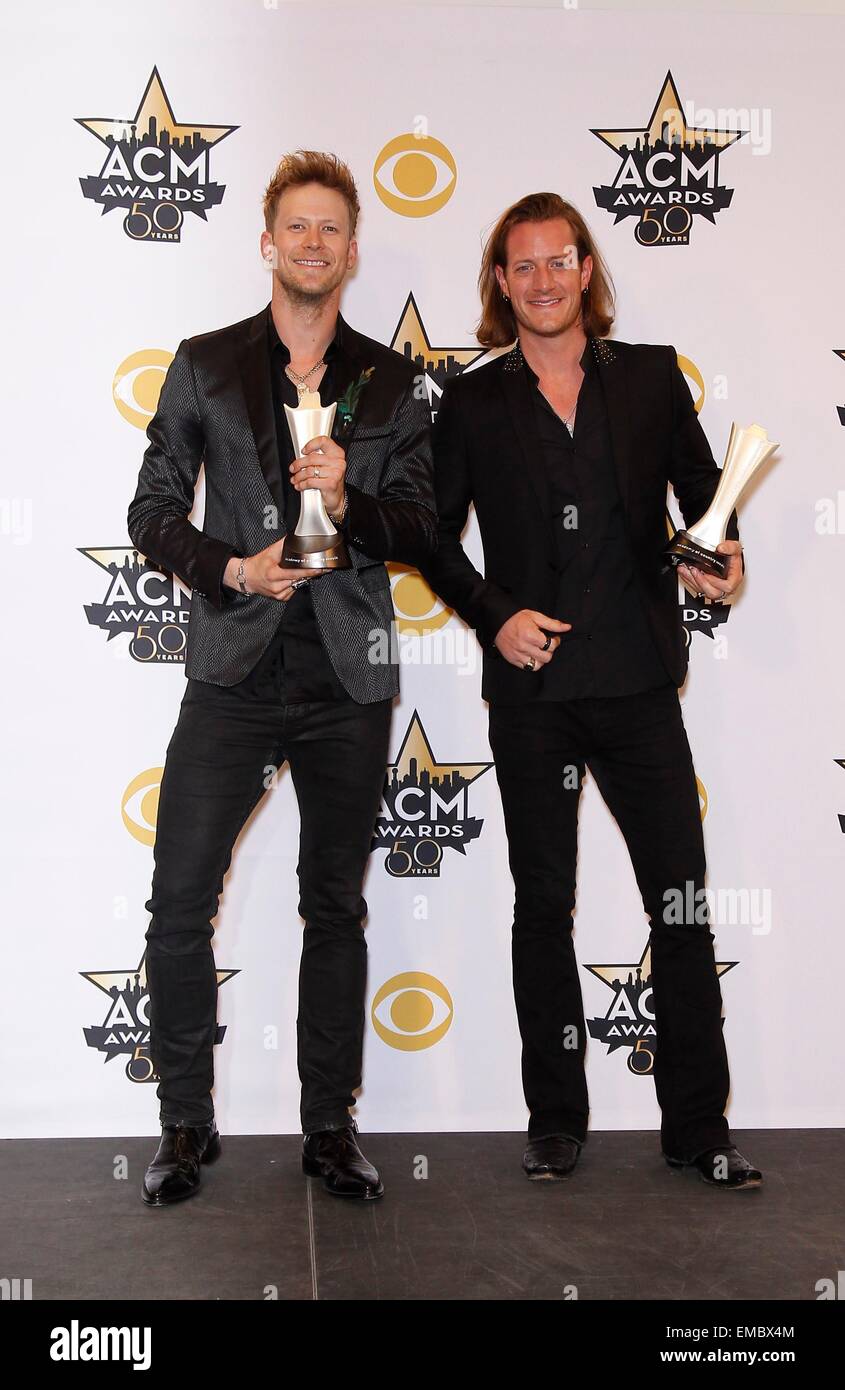 Arlington, TX, USA. 19. April 2015. Florida-Georgia-Line im Presseraum für 50. Academy of Country Music (ACM) Awards 2015 - Press Room, Arlington Convention Center, Arlington, TX 19. April 2015. Bildnachweis: MORA/Everett Collection/Alamy Live-Nachrichten Stockfoto